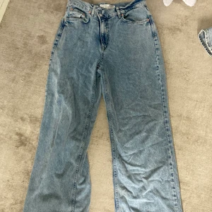 Stradivarius  - Coola jeans från Stradivarius i storlek 38. Använda max 2 gånger, man stänger byxorna snett💕 frakt ej inkluderat 