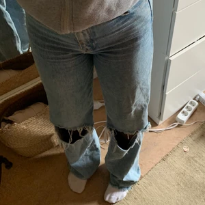 Zara blåa full length jeans - Mina blåa jeans med hål från zara säljer jag pga att dem är för korta för mig hon på bilden är 161cm och är lite för långa och jag är 180 och dem är för korta. Hålen såg inte ut så förut men jag tycker skicket är bra ändå, 