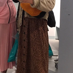 Leopard klänning strl S - Säljer min leopard klänning ifrån lindex! Använd endast på bilden och passar mig utmärkt som vanligtvis har S och är 162cm🥰 Går att använda båda som klänning och långkjol. Köparen står för frakten. Skriv till mig om du är intresserad!!