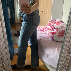 Levi jeans - Dessa levis jeans är väldigt bekvämma, men är lågmidjade vilket har gjort att jag inte använt dem mer än ett par gånger. Modellen är slim straight 514 och de är i 100% bomull. De är också lite stora i midjan för mig som är rätt smal kring den arean. Jag är 164 cm mig och de passar super i längden.