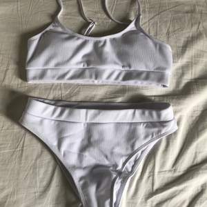 Säljer denna oandvända ribbade vita bikini i storlek M 💕 om man är intresserad av att köpa en del blir det 60kr/styck + frakt men om man vill köpa de som ett set blir de 110kr + frakt! ✨