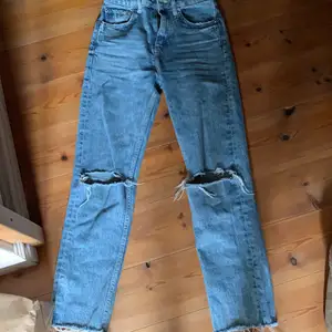 Fina populära zara jeans med hål i knäna Jätte bra skick nästa aldrig använda eftersom att dem är försmå  köparen står för frakten pris kan diskuteras . Ny pris är 400kr