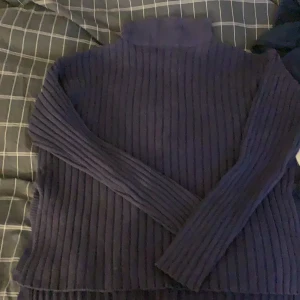 Blå ribbad polo - Blå stickad polo tröja med slits på sidorna 