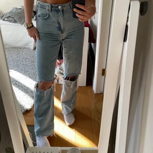Jeans  - Säljer dessa super snygga jeans ifrån zara som är köpta här på plick för 430kr. För fler bilder kom priv
