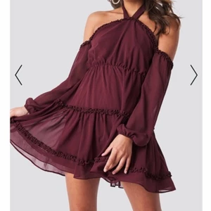 Vinröd sommar klänning ifrån NAKD - Vinröd klänning ifrån nakd, storlek 38 Av IVA NIKOLINA kollektionen  INFO •om du köper flera varor så kommer det skickas i samma paket, vilket innebär mindre fraktkostnad! Vid eventuell mindre fraktkostnad kommer pengarna att skickas tillbaka till er!   •inga returer!  • Allt som läggs upp är i fint skick och kan användas