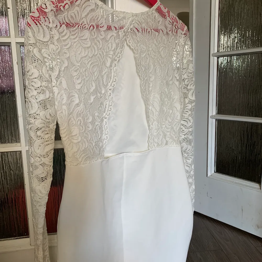 Säljer denna nästintill oanvända vita spetsklänning i storlek M. Använd 1 gång. Mycket fin, speciellt i ryggen där den är öppen! Kontakta mig vid frågor ❤️ #spetsklänning. Klänningar.