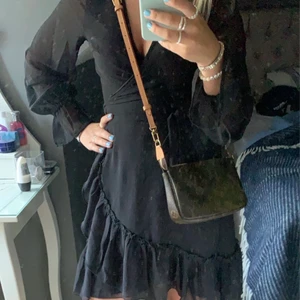 gina klänning - säljer min svarta gina klänning, super fin endast använd en gång och därför väljer jag att sälja den. super fräsch och ina märken eller något på den. köptes för 400 förra sommaren.
