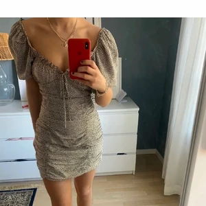 Zara klänning - säljer denna fina klänning som är använd en gång i jättefint skick (lånad bild)! Säljer då jag inte får någon användning av den. Storlek S!