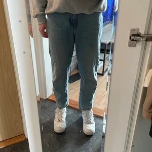 Lee Jeans - Jeans från Lee i storlek W32 L32! Modellen är lite cropped och även rätt loose över hela benen. Skicket är mycket bra och de är köpta nu för ett par år sedan. Jag är 186cm lång. Hör av er om nu vill ha fler bilder eller har andra funderingar!