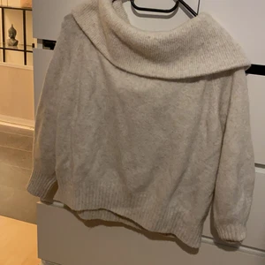 Offshoulder tröja - Mysig lite tjockare offshoulder tröja. Perfekt till sommarkvällarna🦋 säljes då den är för liten. 
