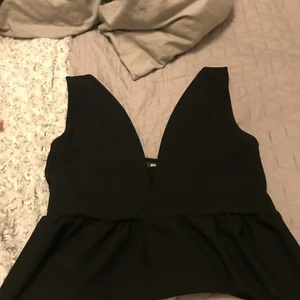 Svart topp  - Säljer en svart topp från gina tricot. Har inte använt den på ett tag. Tvättas innan den säljs. I Storlek M. 