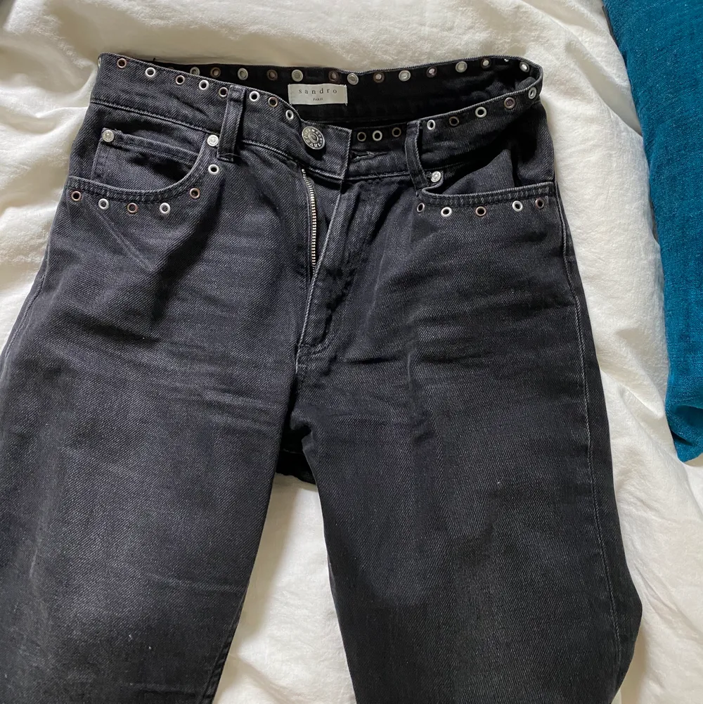 Säljer dessa superfina Sandro jeans i storlek 36, använda en gång så de är i väldigt gott skick! Köparen står för frakten, pris kan diskuteras🥰. Jeans & Byxor.