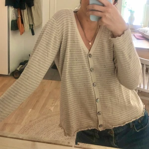 Kofta - Säljer min supergulliga kofta som jag köpte second hand 🥺 Jättefina detaljer, och i en perfekt beige färg! Står ingen storlek men passar allt ifrån S-L beroende på hur man vill ha den (jag är small/medium). Om det är många som är intresserade, kan jag starta en budgivning🧚 Köparen står för frakt! Kram