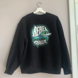 Cool tocktröja - En cool tjocktröja från H&M som jag inte använder längre, strl Xs men den är ganska oversize. Kom privat för mer bilder eller funderingar❤️