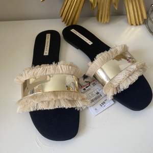 Helt nya sandaler från Zara med prislappen kvar! Jättefina och sköna perfekta för sommaren. Storlek 41