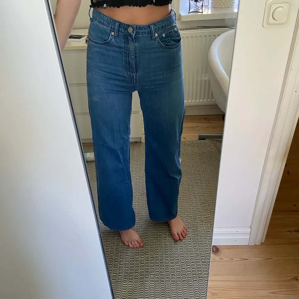 Dessa blåa weekday jeans i modellen ACE, storlek 27/32. De är sparsamt använda och ser nya ut! De är väldigt sköna då de är ett mjuka jeans material och lite tunnare i materialet! . Jeans & Byxor.