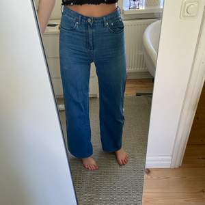 Dessa blåa weekday jeans i modellen ACE, storlek 27/32. De är sparsamt använda och ser nya ut! De är väldigt sköna då de är ett mjuka jeans material och lite tunnare i materialet! 