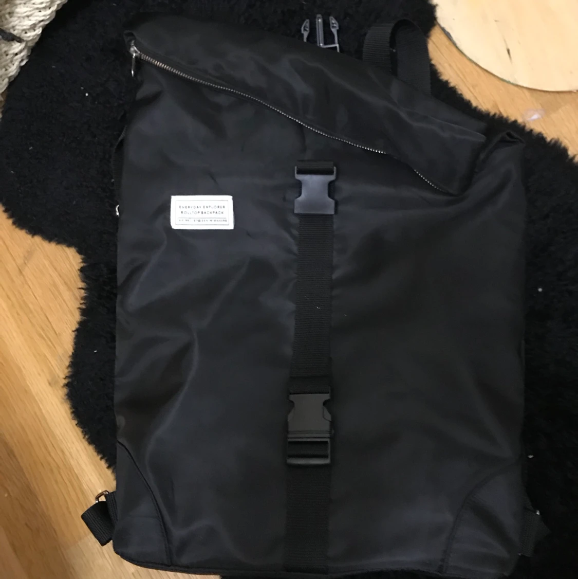 Svart stilren ryggsäck