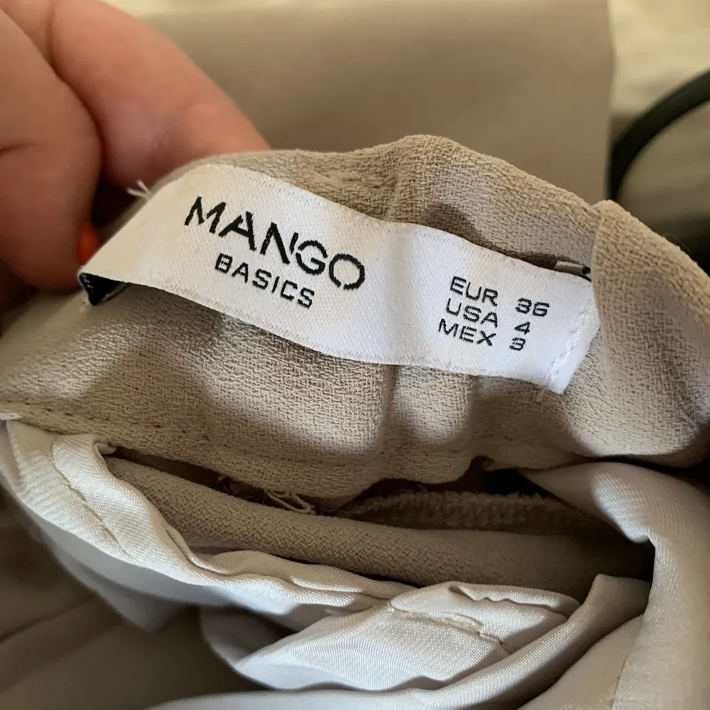 Så snygga kostymbyxor från Mango! I ljusgrå färg med coola fickor baktill. Använda ett fåtal gånger och är i så bra skick! Jag är 174 cm. I strl 36, säljer för 100kr exklusive frakt🤗💚. Kostymer.