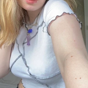 Croppad tshirt - Cool tshirt med dekorationssömmar jag gjort själv! Buda i kommentarerna! Köpare står för frakt.