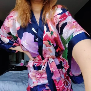 Lång morgonrock med blommor - Superskön morgonrock! Den är i storlek Xxxl men perfekt som oversize på Xs-M🥰 Skärp finns!🌟 