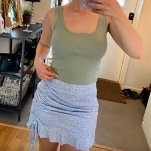 Sommar kjol - Fin sommar kjol som man kan justera längden på. Blå med några vita detaljer. Jättefin till sommaren! Köparen står för frakten.