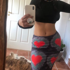 tiedyekjol  - tiedyekjol som den från Omighty!! sitter perfekt på mig som är en S. Jag är 1.62 och kjolen slutar där den slutar på modellen. jättestretchigt tyg och kjolen är sydd för att man ska få mer av en timglas-figur. Använd en gång endast! ✨✨