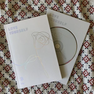 BTS love yourself her album - Säljer alla mina album eftersom jag inte gillar kpop längre!! Photocard är med men inte lyric book tyvärr. Köpte det på bengans i Stockholm.