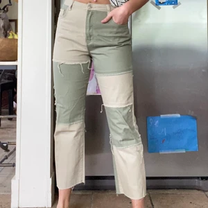 Berska EUR 40, små i stolek  - Berska, storlek 40 men sitter som en 38a. Köpt för ca 6 månader sen men använt 2-3 gånger. Som nya! Köpte för 399kr