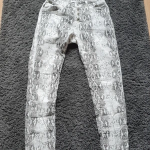 PLACE du JOUR st. 34 - Säljer mina snakeprint jeans i storlek 34 eftersom de inte har blivit kvar i garderobdlådan. På mig lite högre midj, fit mellan midjade till högmidja. Rena, hela, aldrig använda.