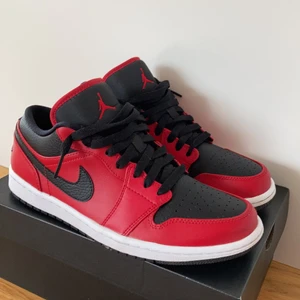 Jordan 1 Low Reverse Bred - Skorna är i bra skick och är använda få tal gånger.                                                                       