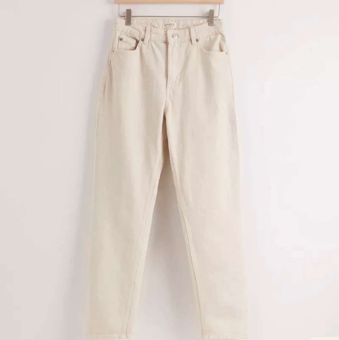 snygga beige/ cremevita jeans 