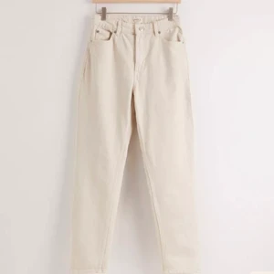 snygga beige/ cremevita jeans  - storlek 34 (ganska små) från lindex, tajta vid låren å större vid vaderna, org pris 399kr säljs för 200kr + frakt
