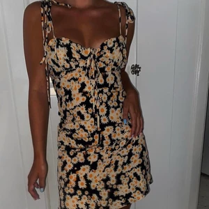 Blommig klänning - Säljer denna superfina sommarklänningen från by anastasia som tyvärr inte passade mig. Om flera är intresserade så kan ni buda i kommentarerna :) 