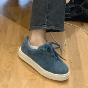 Eytys stl 36 - Eytys doja i blå mocka. Använda ett fåtal gånger, väldigt fint skick. Kan skicka fler bilder på dem om så önskas. Ordinarie pris 1800kr. Kan skickas eller hämtas i Uppsala.