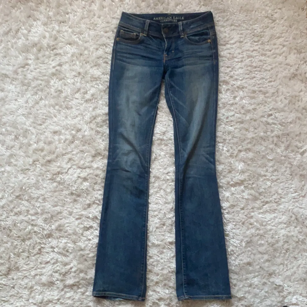 Fina lågmidjade bootcut jeans från American Eagle i bra skick! Amerikansk storlek ”00 long” = extra långa xs, passar bra på mig som är 174 cm lång. Köparen står för eventuell frakt. Jeans & Byxor.