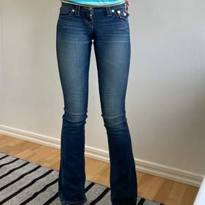 Coola lågmidjade bootcut jeans från True Religion i mycket bra skick, storlek 23 som passar perfekt på mig som är 174 cm. Köparen står för eventuell frakt