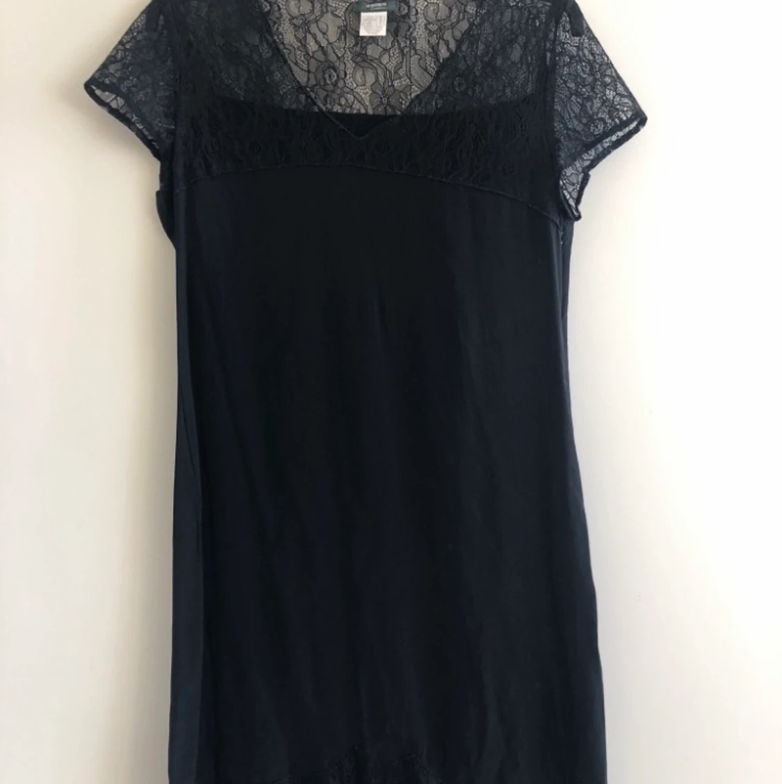 Klänning med spetsdetaljer