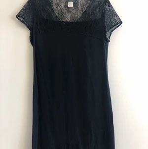 Klänning med spetsdetaljer - Fin klänning med spetsdetaljer 