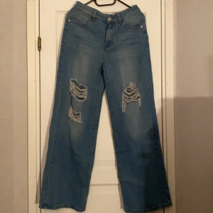 Slitna jeans - Slitna kinda utsvängda jeans. Stl 34. Bara testade.