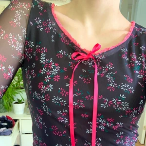 Supersöt mesh topp - Finaste toppen i mesh med utsvängda ärmar och rosa band!! Passar bra på mig och jag är en XS-S 🌟 