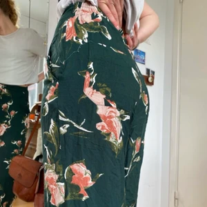 Weekday  - Runda bomulls byxor från weekday,  höga i midjan med elastik i ryggen och en osynlig blixtlås i sidan. Höjden 165cm, har er super snyggt cropped look med ne snatched waste. Super bekväma.