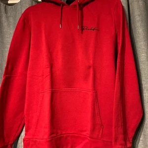 Röd hoodie  - Medium , bra skick