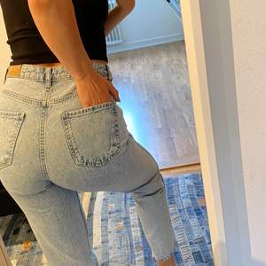 Mom jeans från Gina tricot i nyskick. I storlek 38, formar rumpan så fint!! Perfekt färg inför sommaren! Köparen betalar frakten.