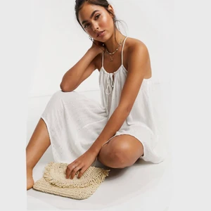 Vit klänning  - En strandklänning från asos, i storlek Medium men jag skulle säga att den passar alla storlekar. Köpt för 450kr