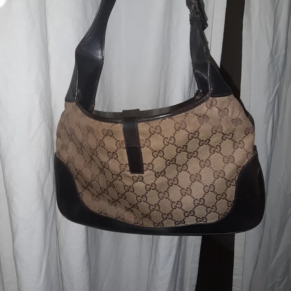 Säljer nu min fina klassiska Jackie hobo Gucci. Den är i bra skick med lite skavanker, skickar bild vid intresse! Äkta men har inget kvitto. Äkthet kan lätt kollas upp på olika sidor eller i affärer. . Väskor.