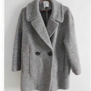 Kappa från Mango - En grå kortare kappa från Mango. Nypris 499 kr, säljer för 200 kr. Storlek M. Bra skick förutom lite nopprig på vissa ställen, inget som syns när den är på. Eventuell frakt står köparen för 🌸