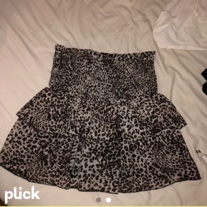 Volang kjol - Lägger ut denhär kjolen igen, jättefin o bra skick passar flera storlekar då den e stretchig i midjan💞