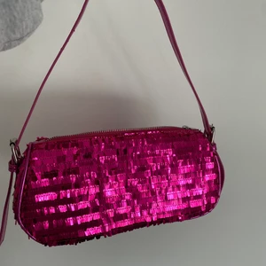Paljettväska - Sjukt snygg papjettväska från Nelly, använd ca 1 gång 💕✨✨