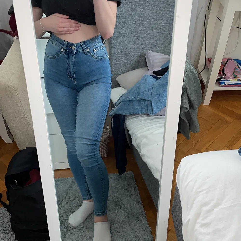 Super snygga jeans som sitter bra på mig, de kommer tyvärr inte till användning❤️❤️Lappen sitter kvar, är 162 cm lång och storleken är XS. Jeans & Byxor.